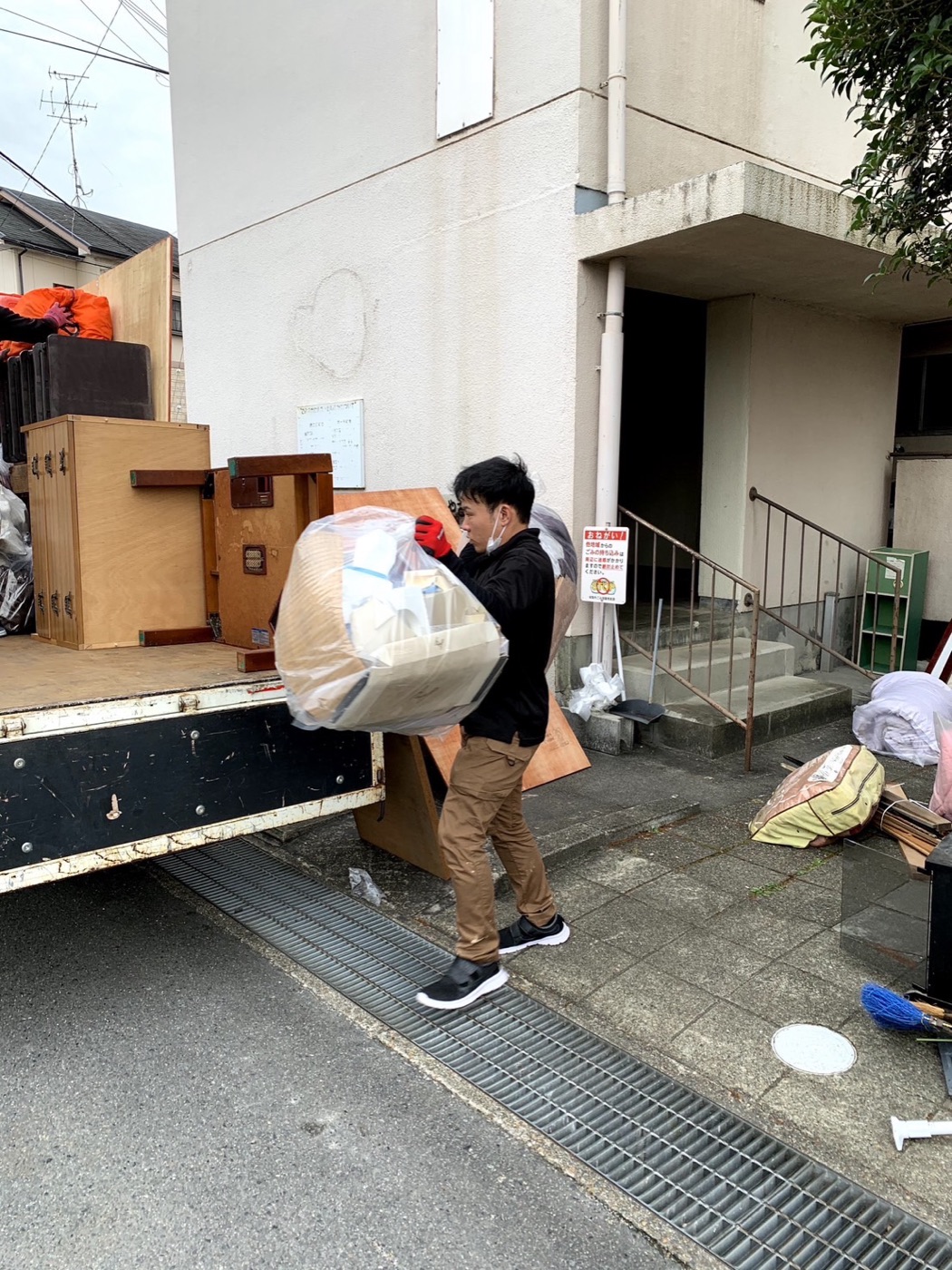 不用品搬出作業の様子